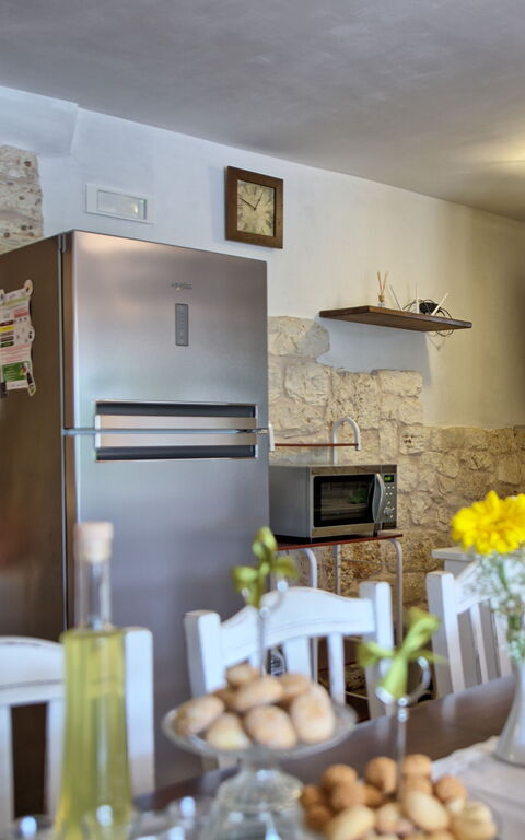Trullo Santo Stefano: Keuken, Lunchroom, Woonkamer