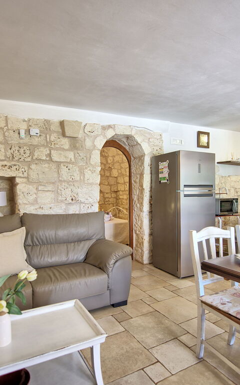 Trullo Santo Stefano: Keuken, Lunchroom, Woonkamer
