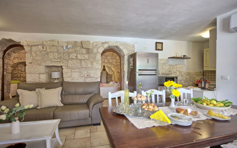 Trullo Santo Stefano: Keuken, Lunchroom, Woonkamer