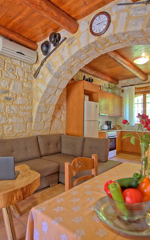 Villa Nipos: Keuken, Lunchroom, Woonkamer