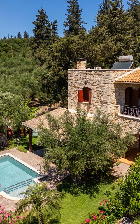 Villa Nipos: Buitenshuis, Tuin, zwembad
