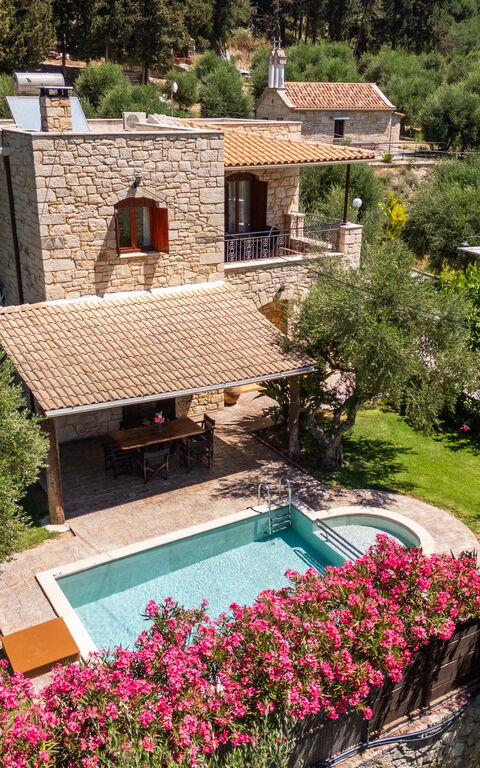 Villa Nipos: Buitenshuis, Tuin, zwembad