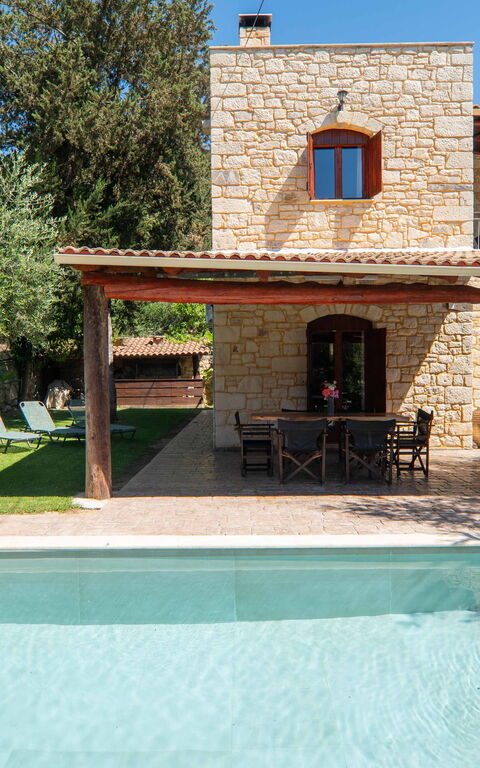 Villa Nipos: Balkon / terras / patio, Buitenkanten, Buitenshuis, Tuin, zwembad