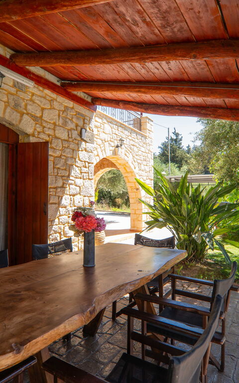Villa Nipos: Balkon / terras / patio, Buitenshuis