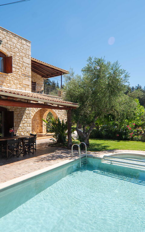 Villa Nipos: Balkon / terras / patio, Buitenkanten, Buitenshuis, Tuin, zwembad