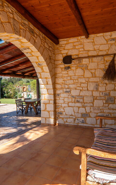 Villa Nipos: Buitenkanten, Buitenshuis
