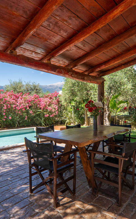 Villa Nipos: Buitenkanten, Buitenshuis, zwembad