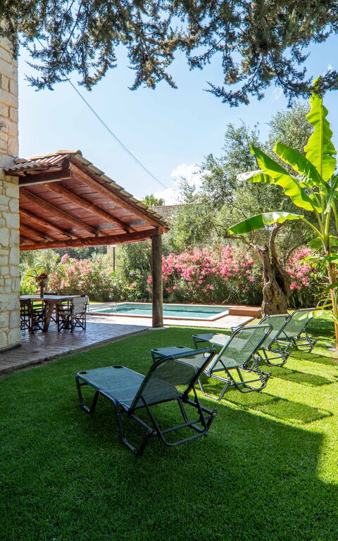 Villa Nipos: Buitenkanten, Buitenshuis, Tuin, zwembad