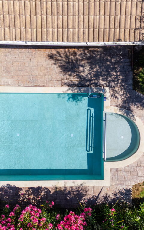 Villa Nipos: Keer bekeken, Tuin, zwembad