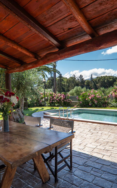 Villa Nipos: Buitenkanten, Buitenshuis, Tuin, zwembad