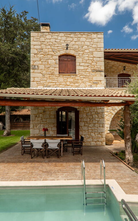 Villa Nipos: Buitenshuis, Tuin, zwembad