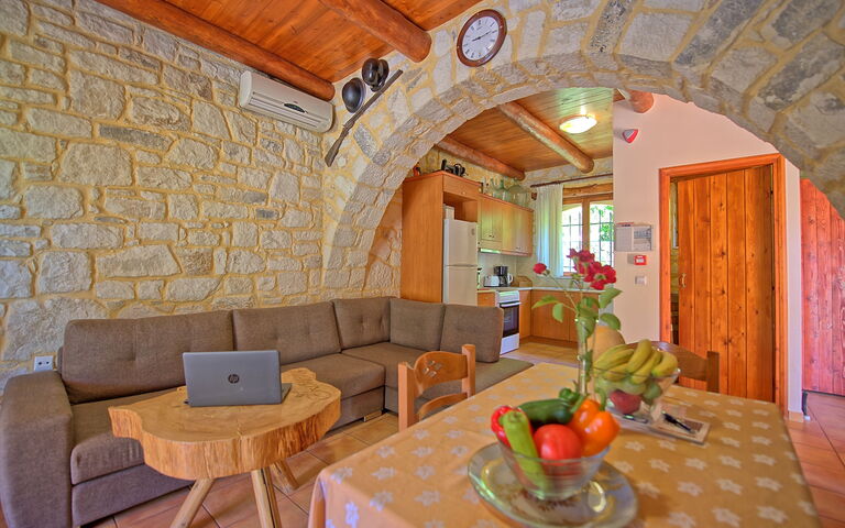 Villa Nipos: Keuken, Lunchroom, Woonkamer