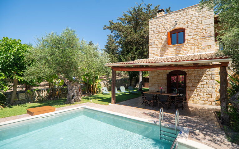 Villa Nipos: Balkon / terras / patio, Buitenkanten, Buitenshuis, Tuin, zwembad