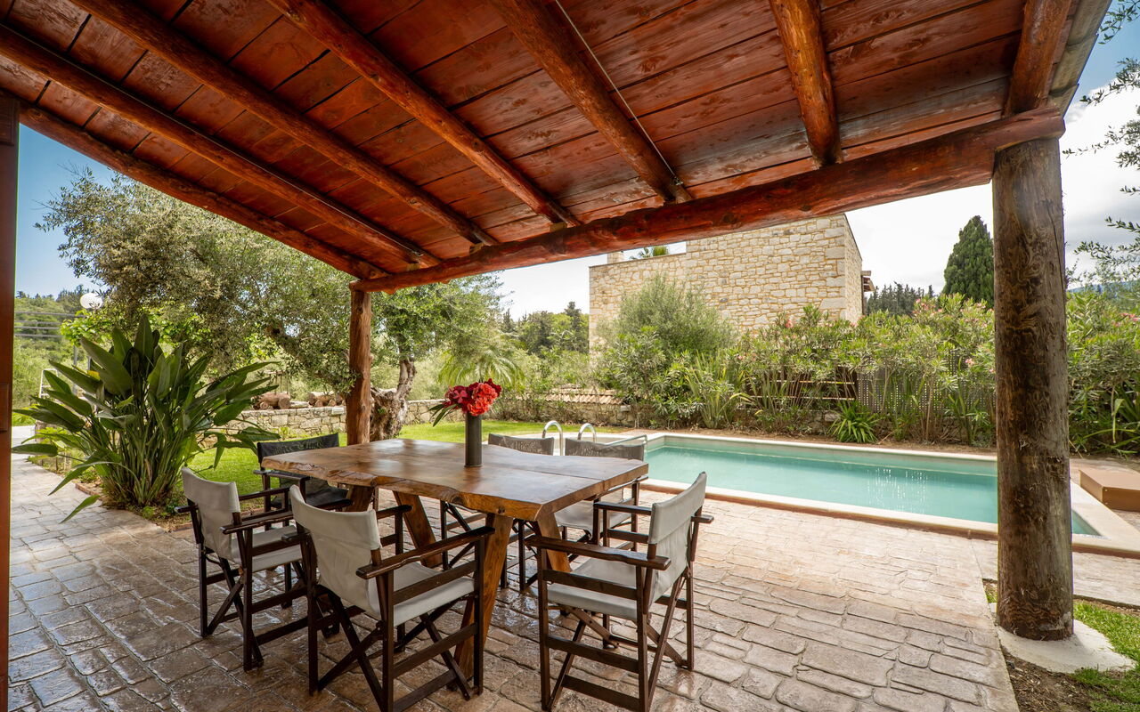 Villa Nipos: Buitenshuis, zwembad