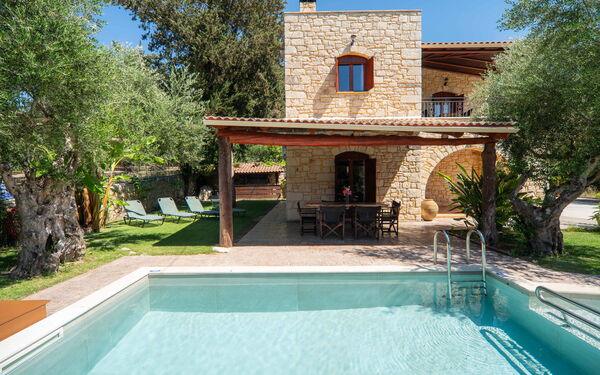 Villa Nipos: Balkon / terras / patio, Buitenkanten, Buitenshuis, Tuin, zwembad