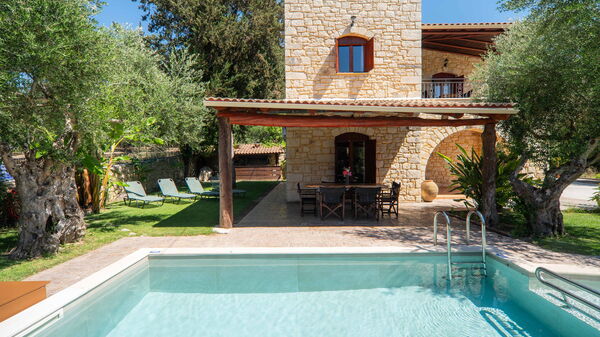 Villa Nipos: Balkon / terras / patio, Buitenkanten, Buitenshuis, Tuin, zwembad