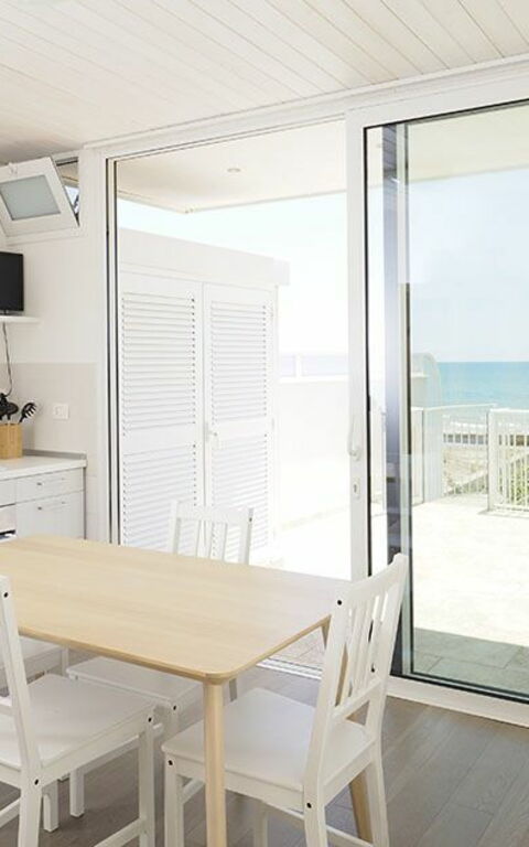 Villa Ariel: Keuken, Lunchroom, Woonkamer