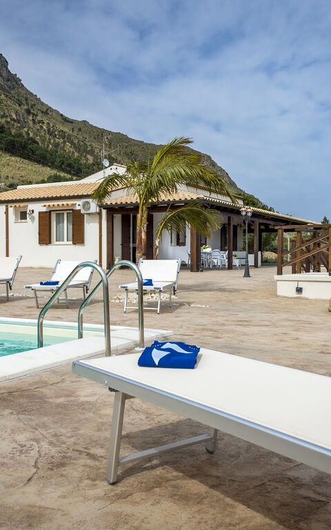 Villa Mare e Monti: Buitenshuis, zwembad