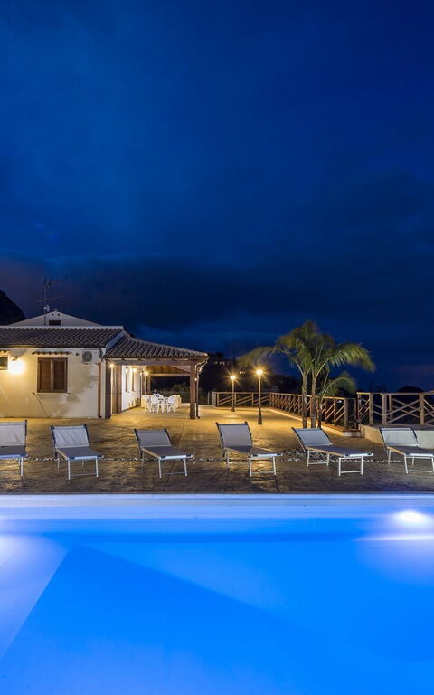 Villa Mare e Monti: Buitenshuis, zwembad