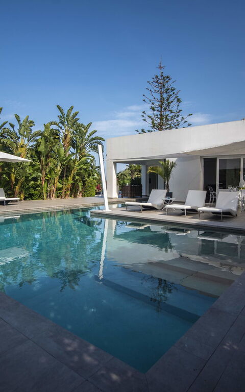 Villa Denari: Buitenshuis, zwembad