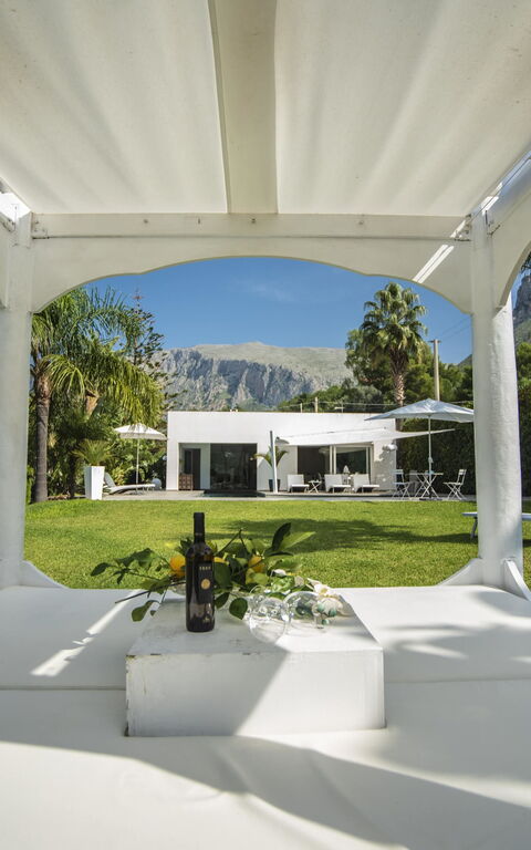 Villa Denari: Buitenshuis