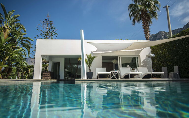 Villa Denari: Buitenshuis, zwembad