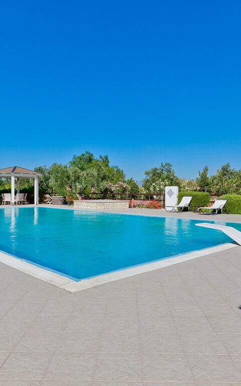 Tenutersa: Buitenkanten, Buitenshuis, zwembad