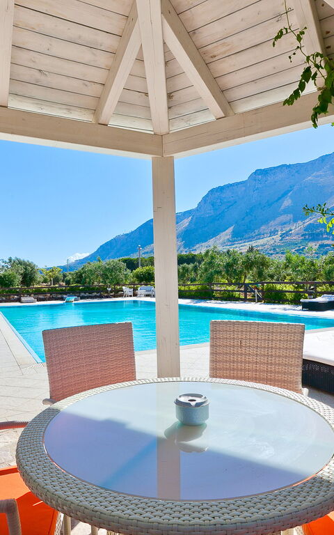 Tenutersa: Buitenkanten, Buitenshuis, zwembad