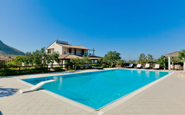 Tenutersa: Buitenkanten, Buitenshuis, zwembad