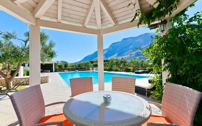 Tenutersa: Buitenkanten, Buitenshuis, zwembad