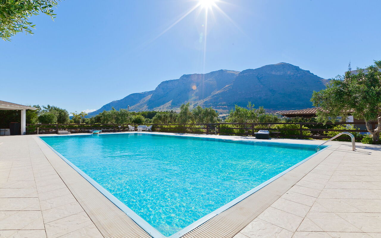 Tenutersa: Buitenkanten, Buitenshuis, zwembad