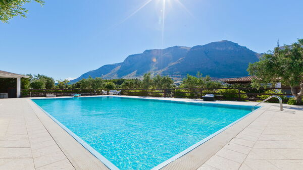 Tenutersa: Buitenkanten, Buitenshuis, zwembad