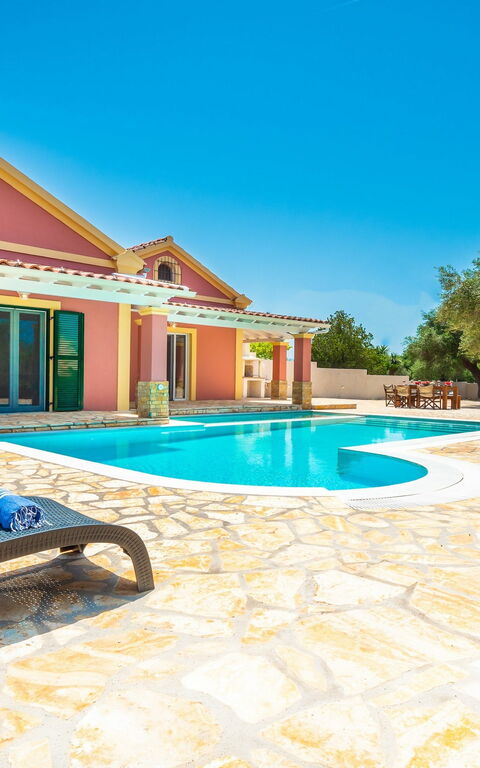 Beach Villa Joanna: Buitenshuis, zwembad