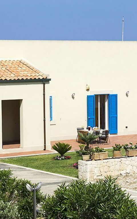 Villa Ala: Buitenkanten, Buitenshuis