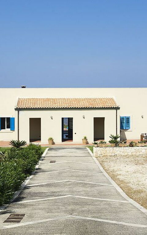 Villa Ala: Buitenkanten, Buitenshuis