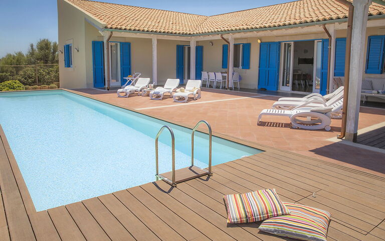 Villa Ala: Buitenshuis, zwembad