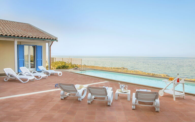 Villa Ala: Buitenshuis, Keer bekeken, zwembad