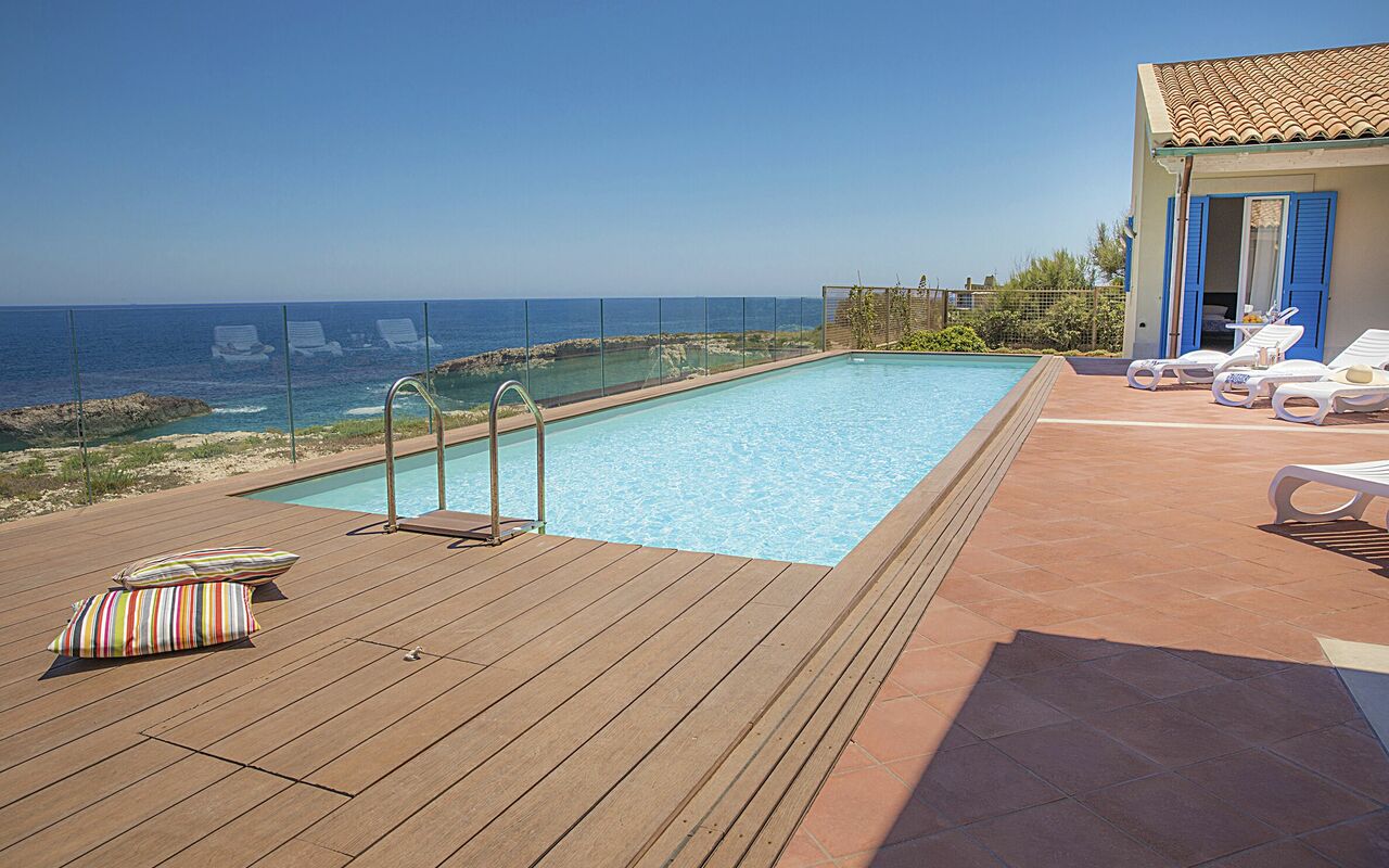 Villa Ala: Buitenshuis, zwembad