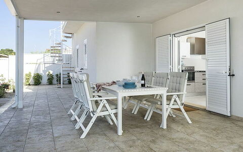 Accommodatie Sirena: Buitenkanten, Buitenshuis