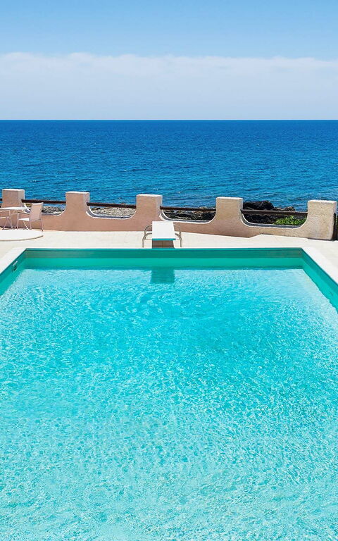 Blu Moon: Keer bekeken, zwembad