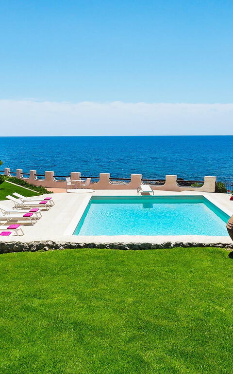 Blu Moon: Keer bekeken, Tuin, zwembad