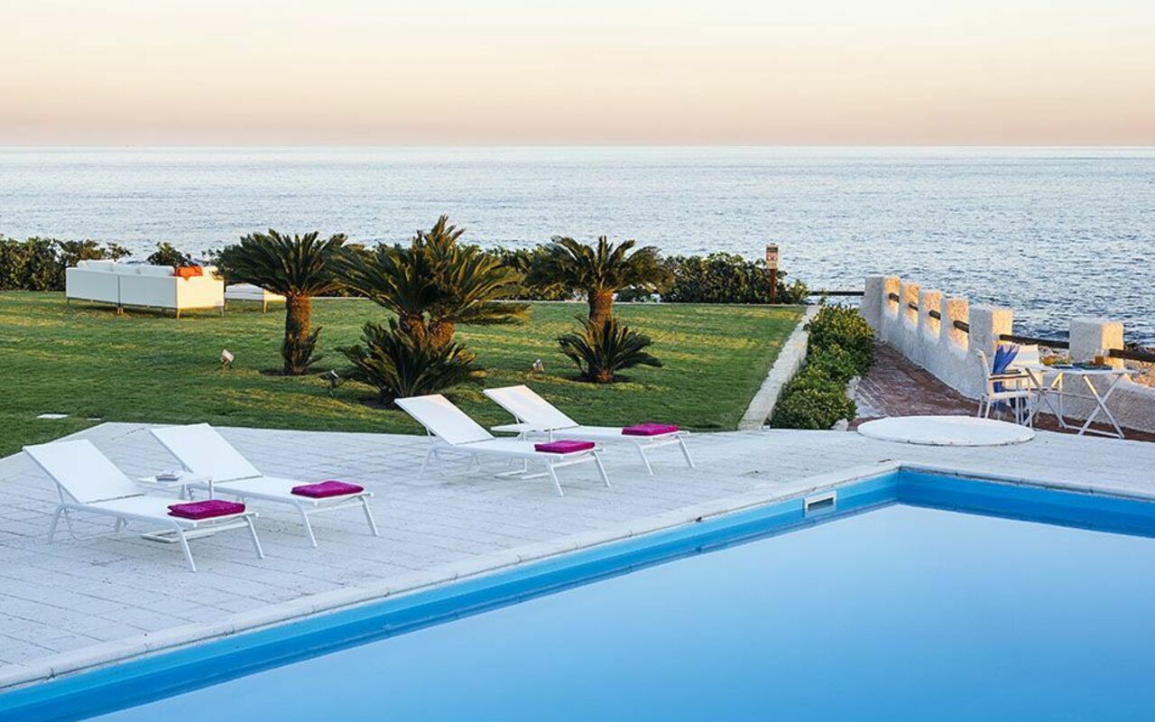 Blu Moon: Buitenshuis, Keer bekeken, Tuin, zwembad