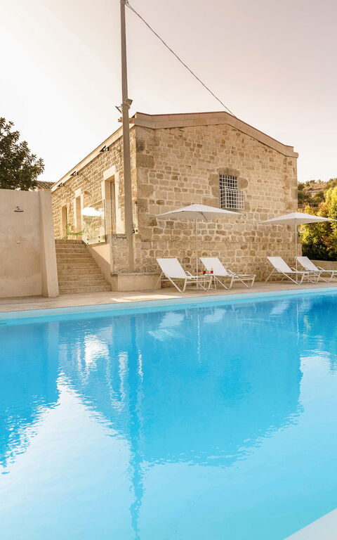 Villa Luna: Buitenkanten, Buitenshuis, zwembad