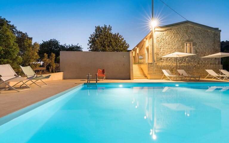 Villa Luna: Buitenkanten, Buitenshuis, zwembad