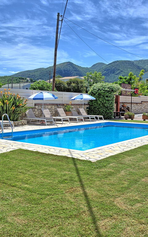 Acharavi Beach Villa: Buitenshuis, Tuin, zwembad