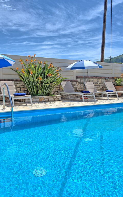 Acharavi Beach Villa: Buitenshuis, zwembad