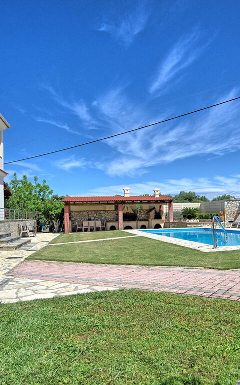 Acharavi Beach Villa: Buitenshuis, Tuin, zwembad