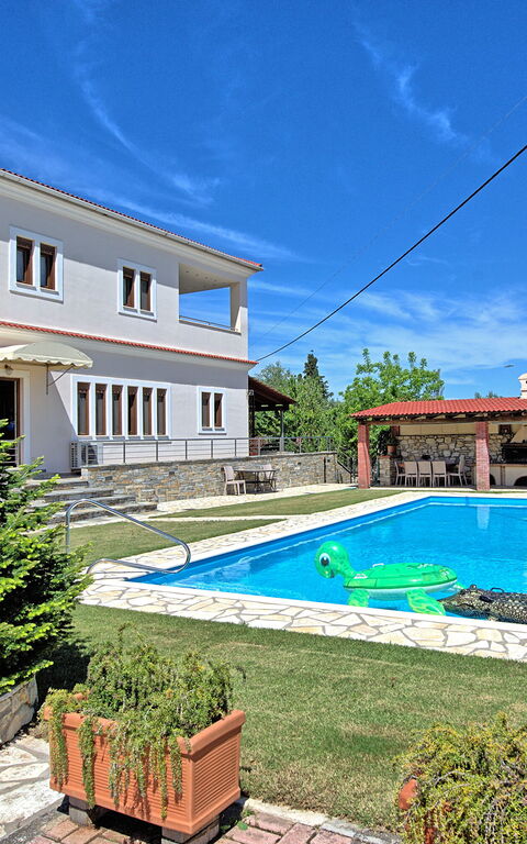 Acharavi Beach Villa: Buitenshuis, Tuin