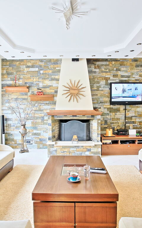 Acharavi Beach Villa: Woonkamer