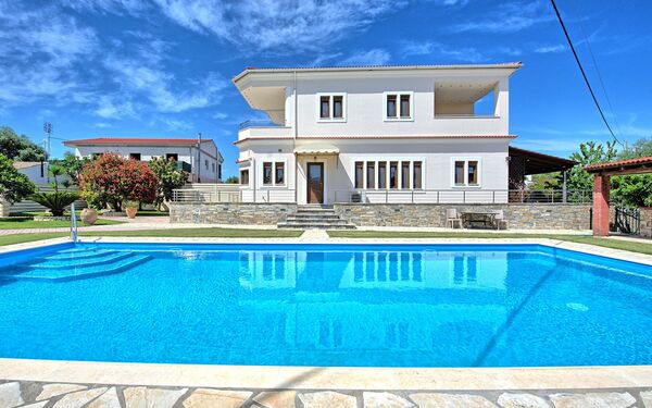 Acharavi Beach Villa: Buitenshuis, Zomer, zwembad